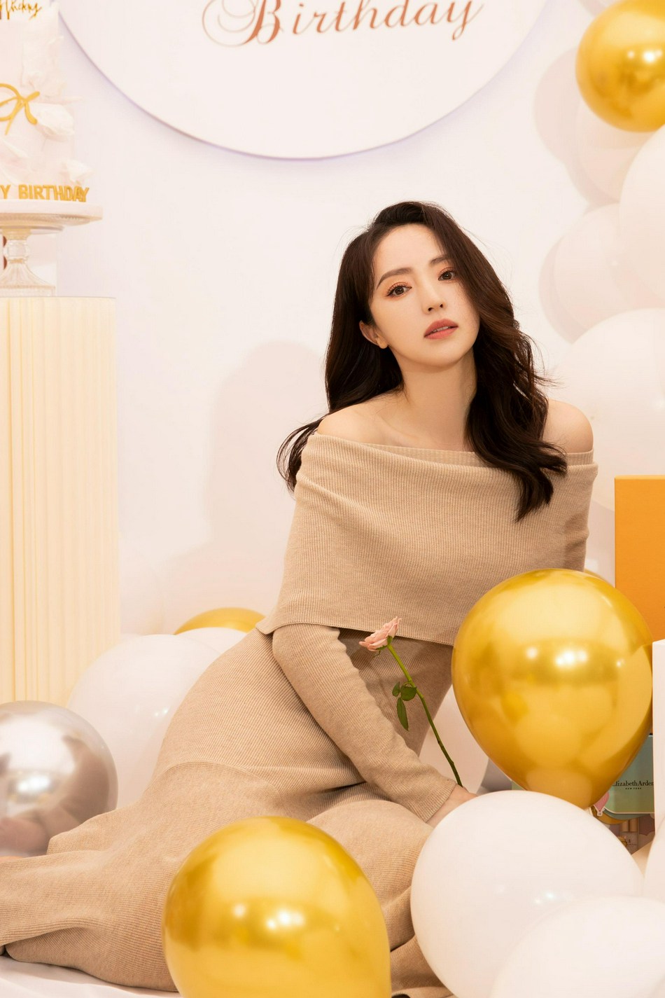 董璇卡其色一字肩长裙优雅大气