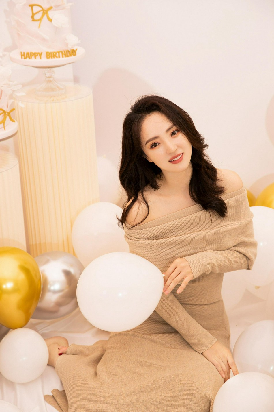 董璇卡其色一字肩长裙优雅大气