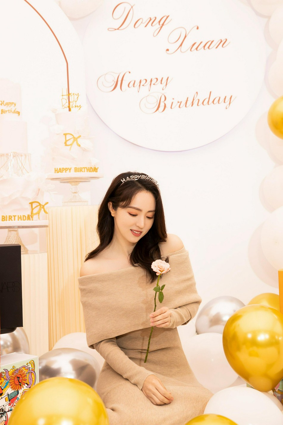 董璇卡其色一字肩长裙优雅大气