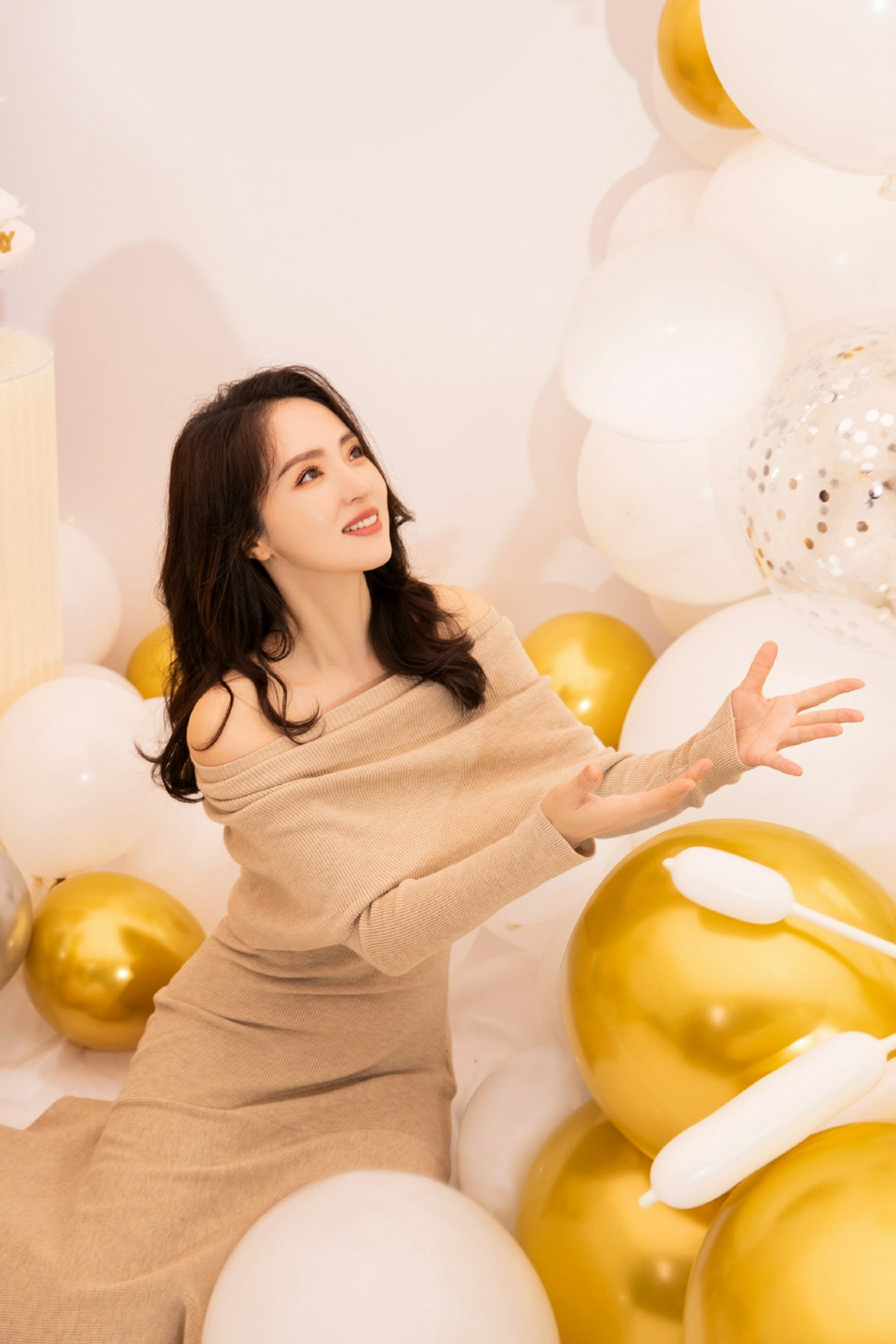 董璇卡其色一字肩长裙优雅大气