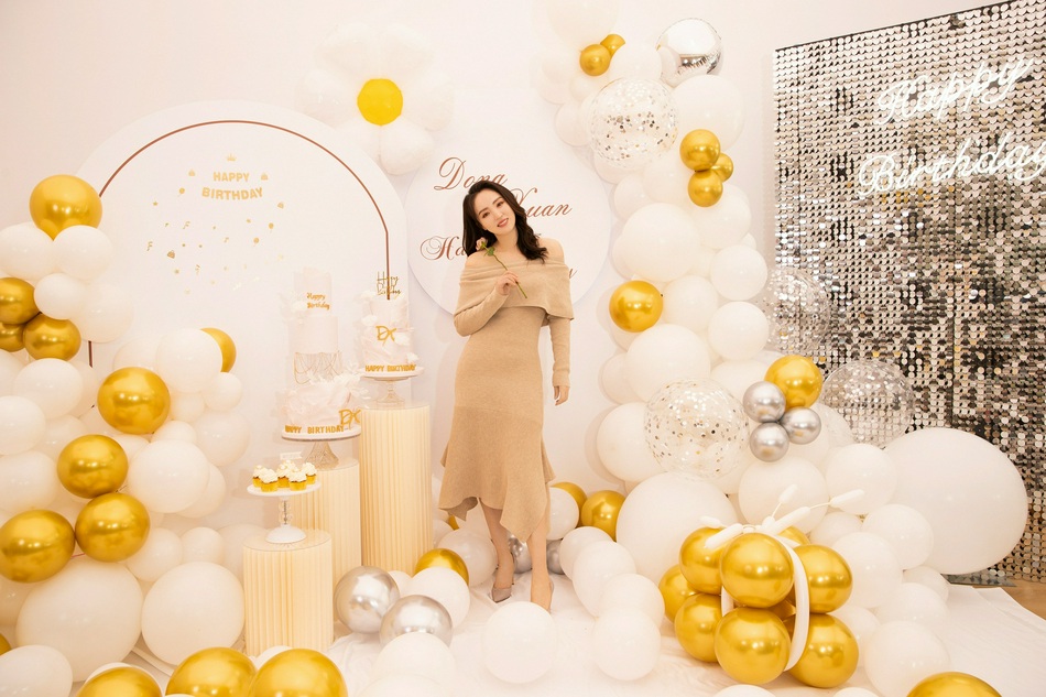 董璇卡其色一字肩长裙优雅大气