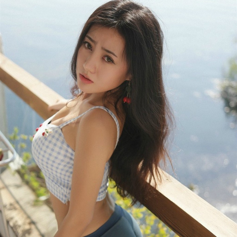 性感美女低胸吊带傲人上围美图