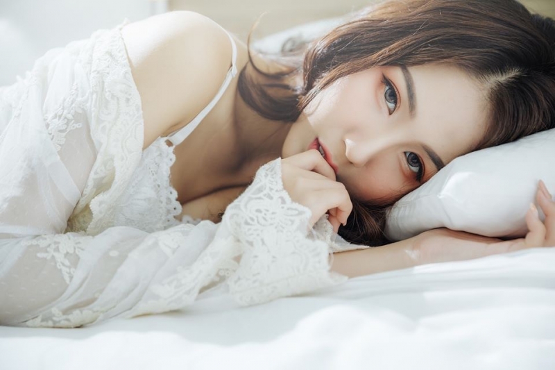 床上美女香肩美腿极品销魂热图