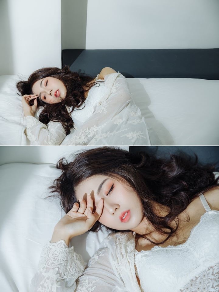 床上美女香肩美腿极品销魂热图