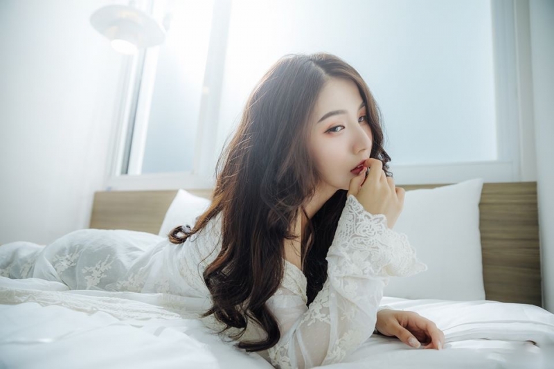 床上美女香肩美腿极品销魂热图