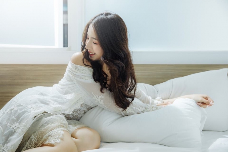 床上美女香肩美腿极品销魂热图