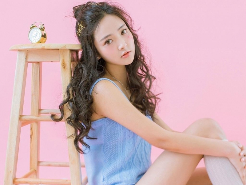 卷发美女吊带香肩白丝美腿图片