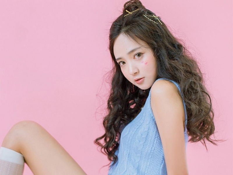 卷发美女吊带香肩白丝美腿图片