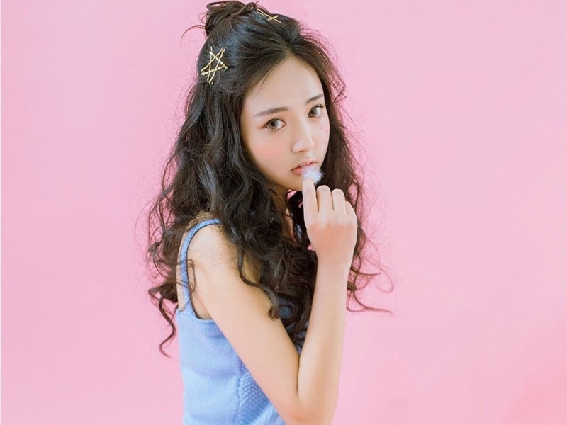 卷发美女吊带香肩白丝美腿图片