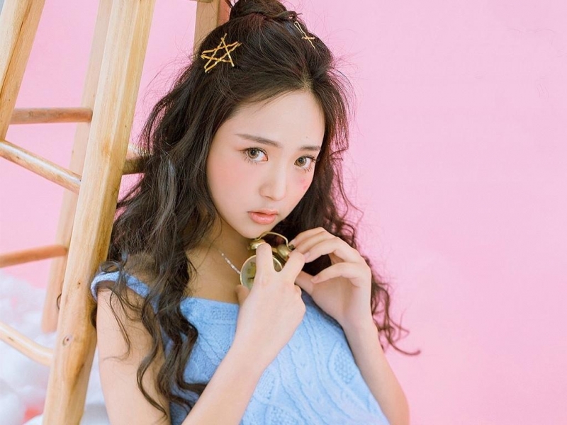 卷发美女吊带香肩白丝美腿图片