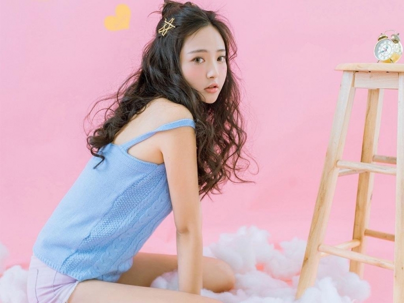 卷发美女吊带香肩白丝美腿图片