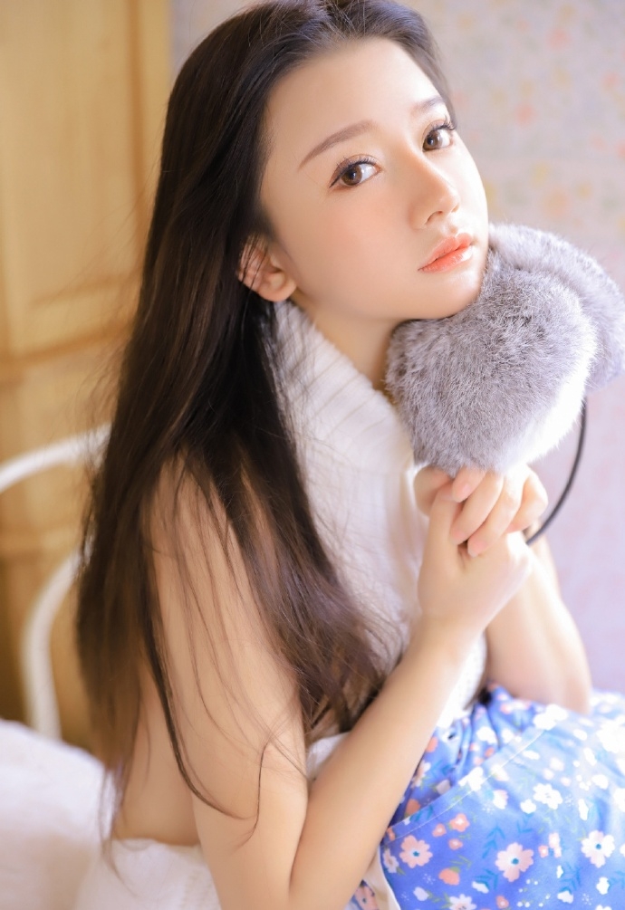 床上美女性感短裙极品美腿辣图