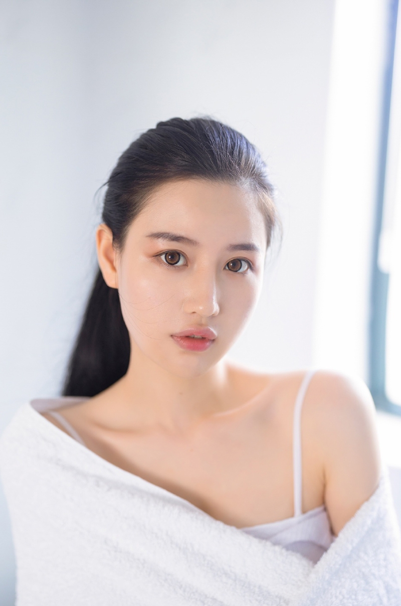 浴巾美女小露香肩性感撩人美图