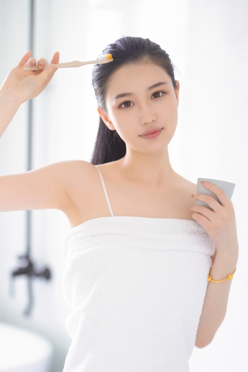 浴巾美女小露香肩性感撩人美图