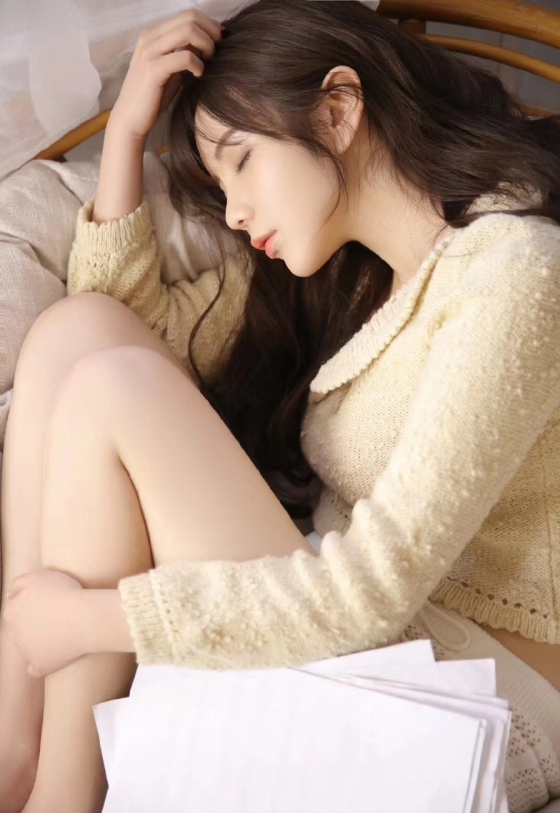 秀人网大波美女丰满凹凸白皙长腿迷人照