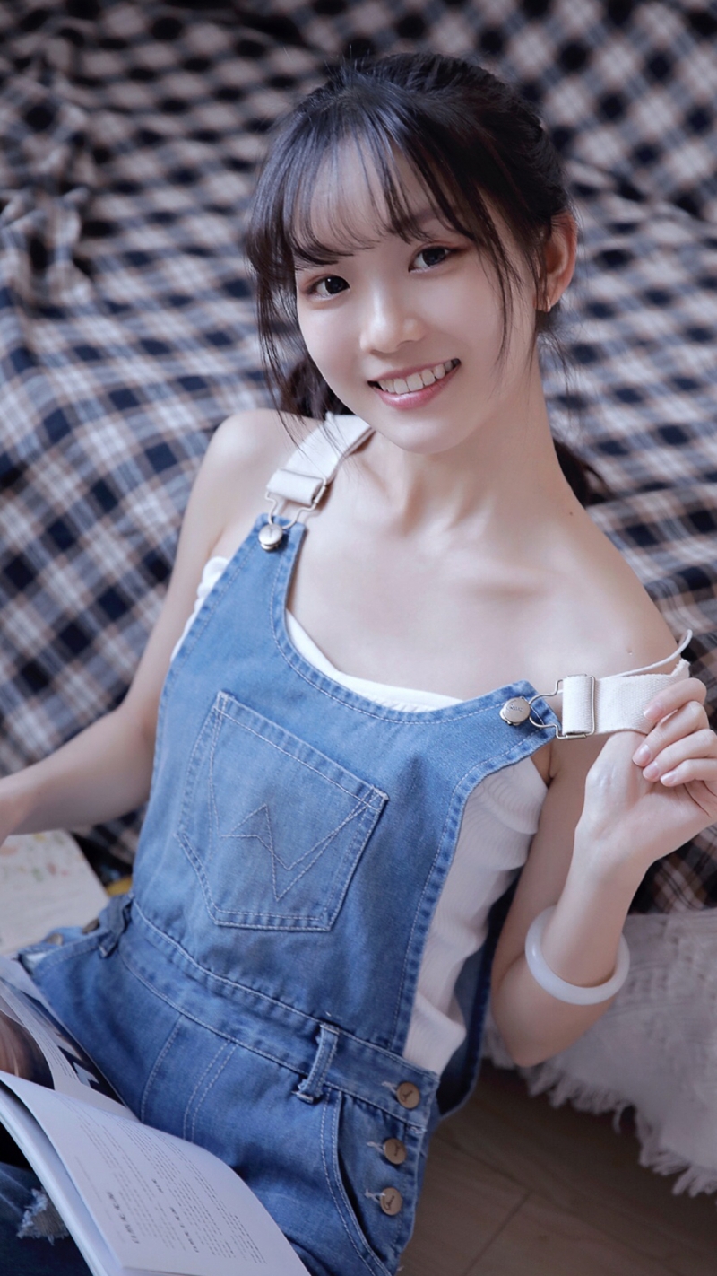 背带裤小姐姐甜美笑容私房写真