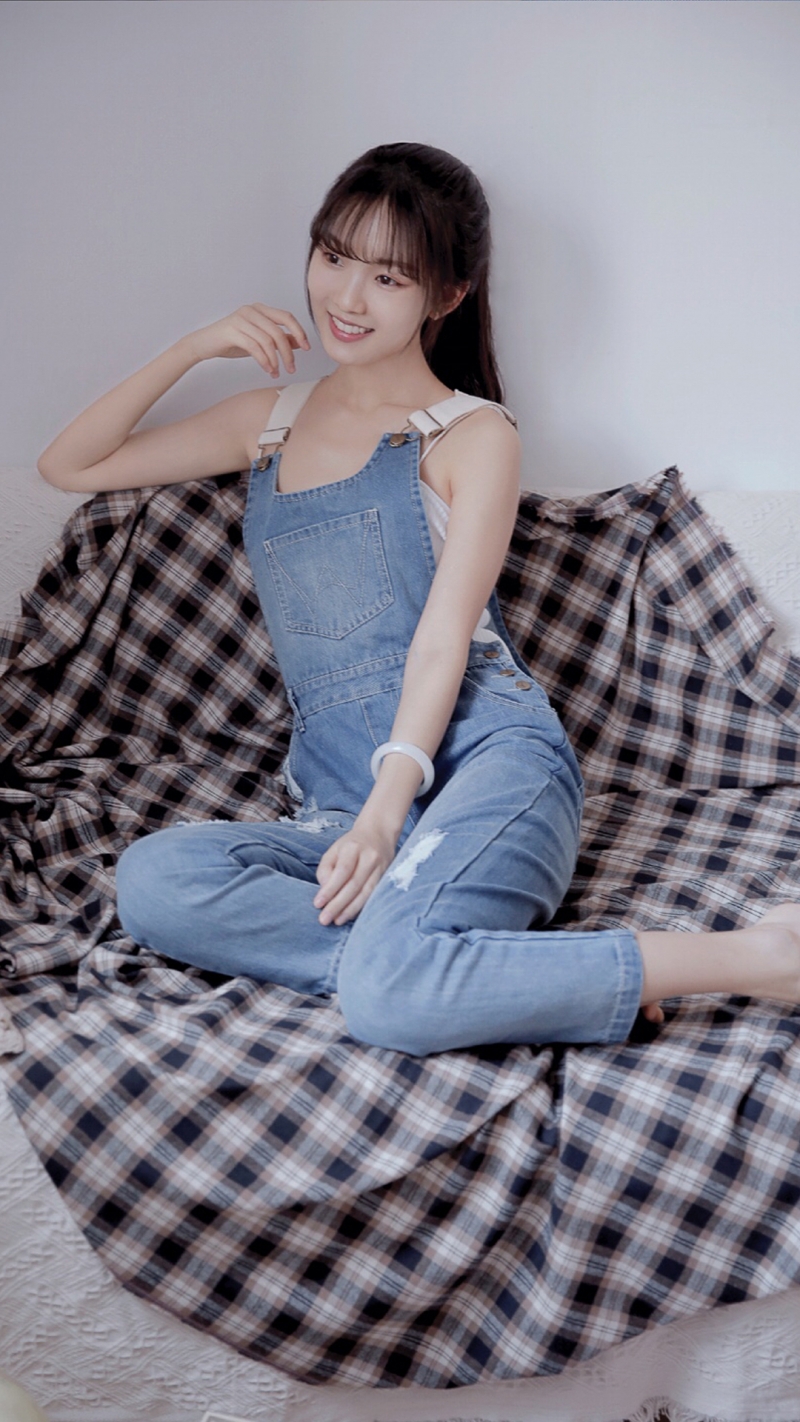 背带裤小姐姐甜美笑容私房写真