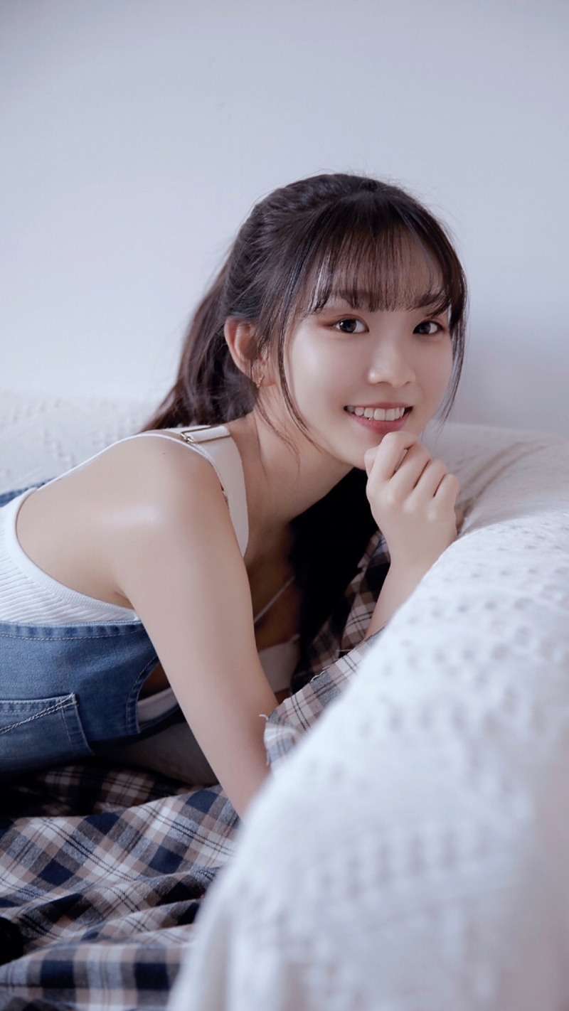 背带裤小姐姐甜美笑容私房写真