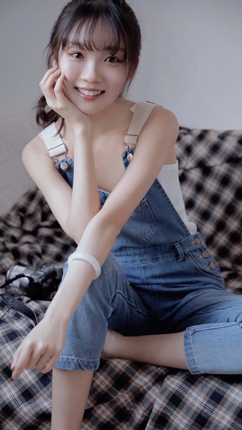 背带裤小姐姐甜美笑容私房写真