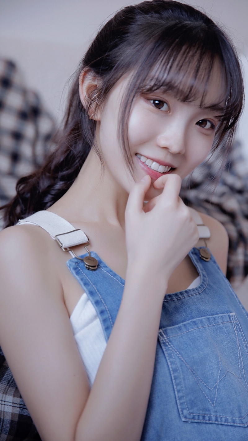 背带裤小姐姐甜美笑容私房写真