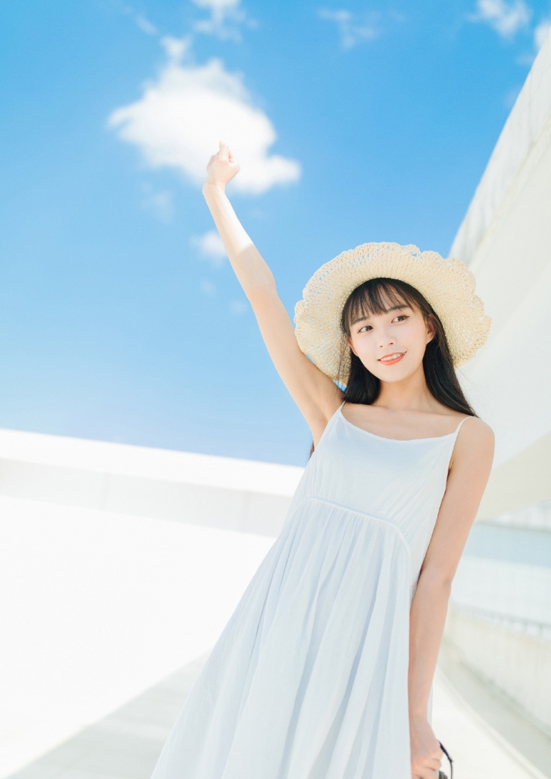 长发美女吊带白裙清新脱俗图片