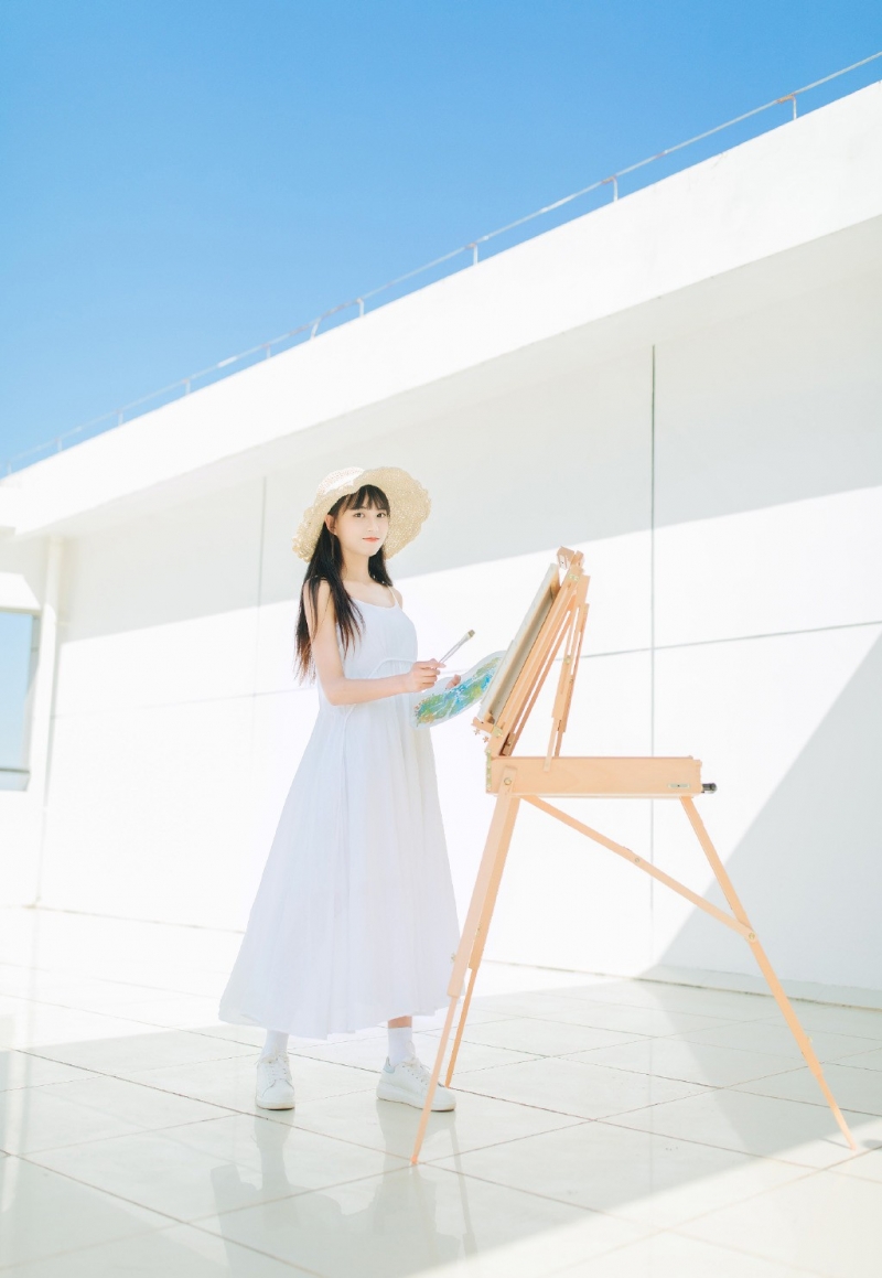 长发美女吊带白裙清新脱俗图片