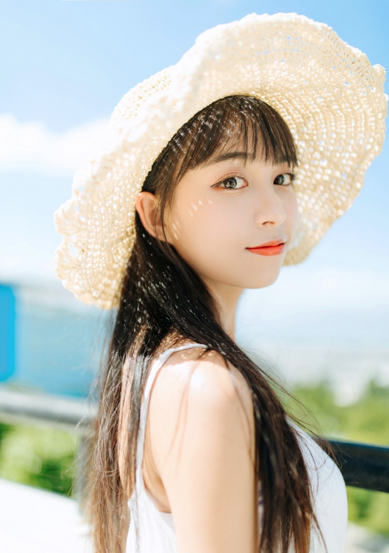 长发美女吊带白裙清新脱俗图片