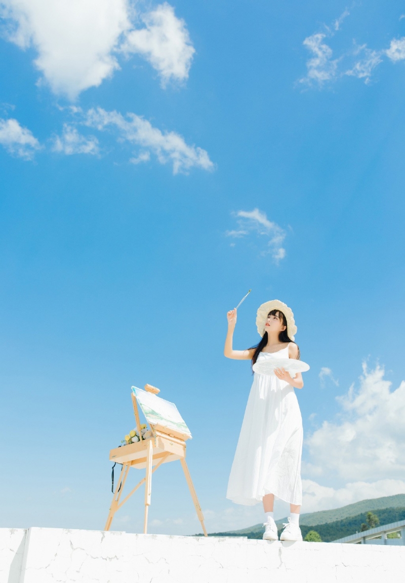 长发美女吊带白裙清新脱俗图片