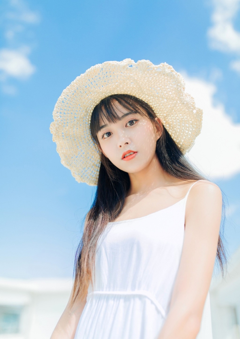长发美女吊带白裙清新脱俗图片