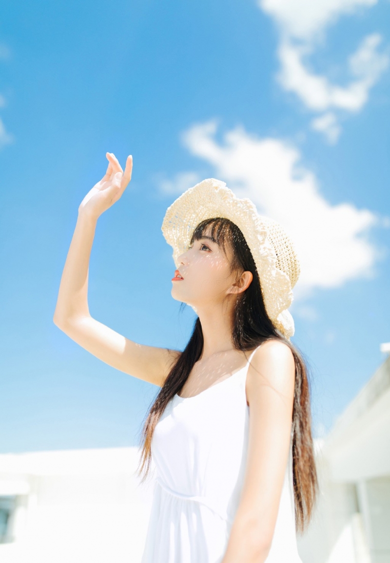 长发美女吊带白裙清新脱俗图片