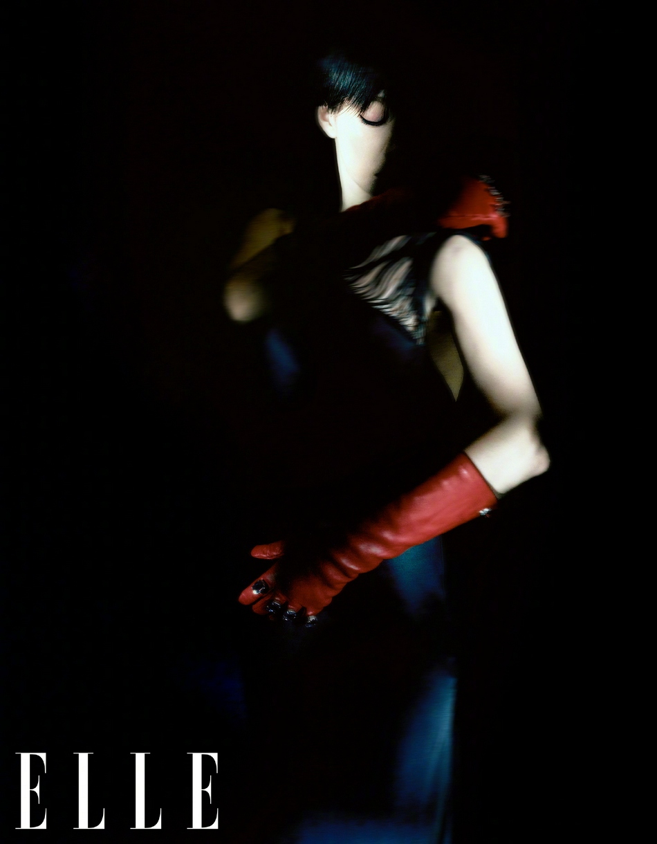 宋茜撑伞漫步街头又美又飒写真