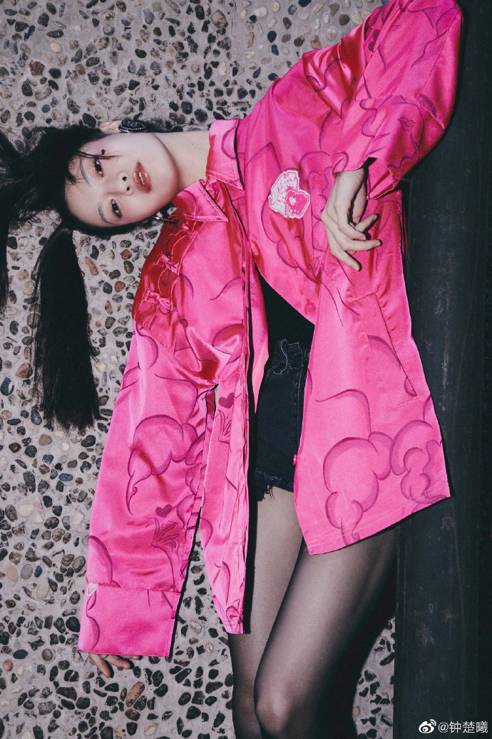 钟楚曦双马尾造型暗黑爱心妆写真