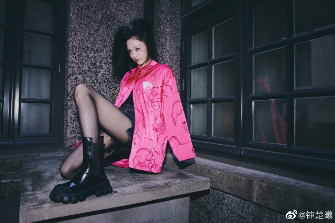钟楚曦双马尾造型暗黑爱心妆写真