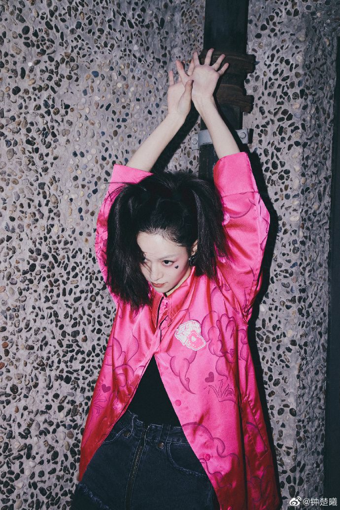 钟楚曦双马尾造型暗黑爱心妆写真