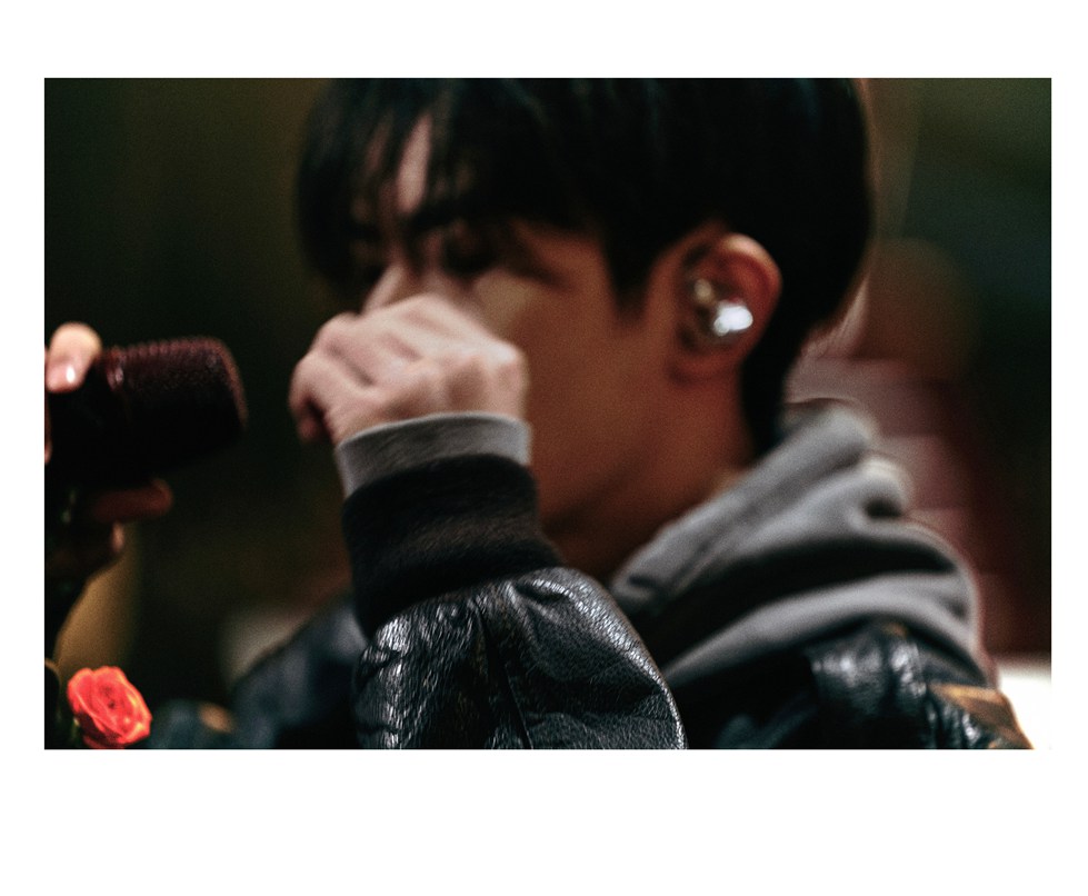 易烊千玺双11舞台花絮照鲜花立麦氛围感十足