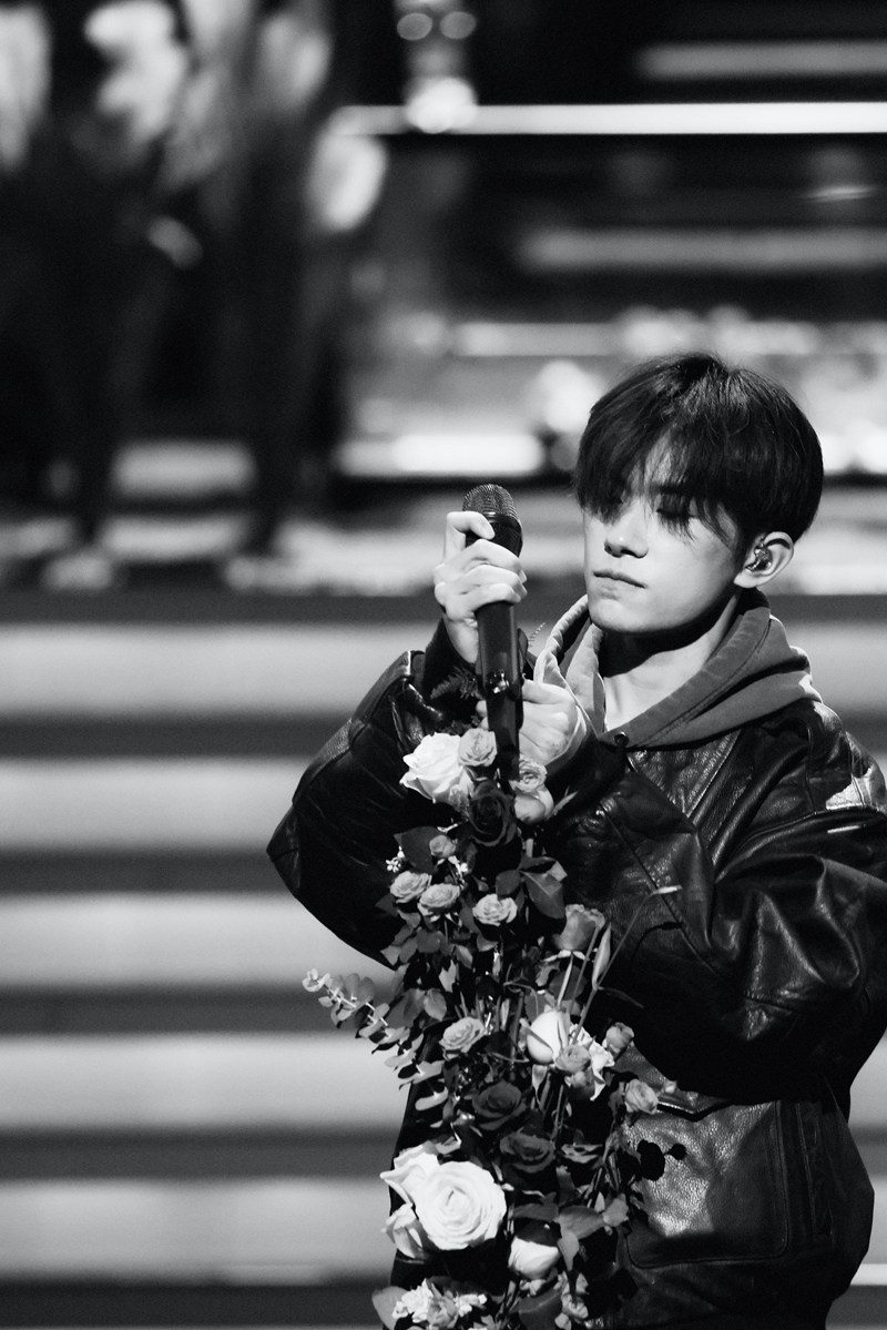 易烊千玺双11舞台花絮照鲜花立麦氛围感十足