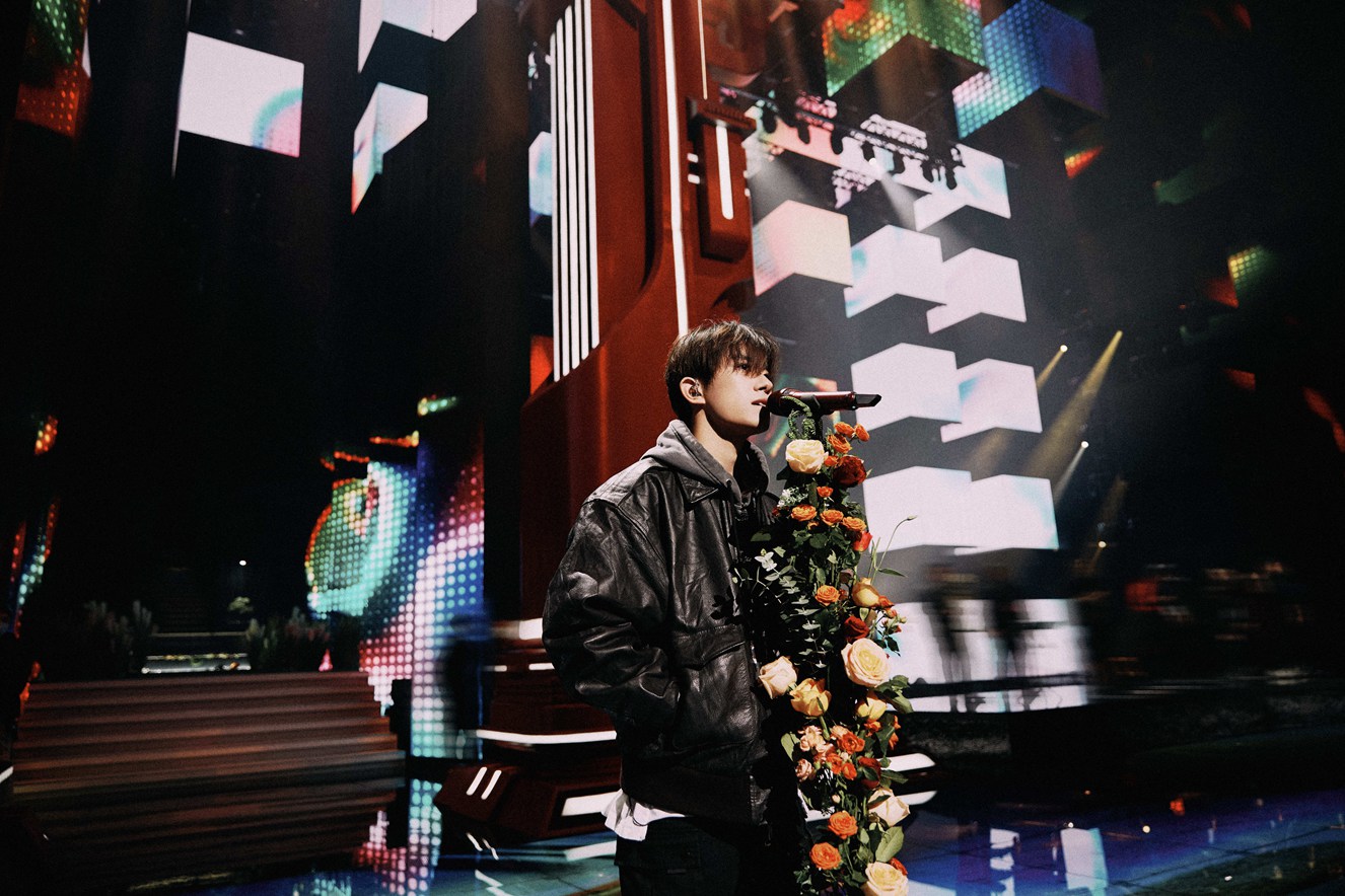易烊千玺双11舞台花絮照鲜花立麦氛围感十足