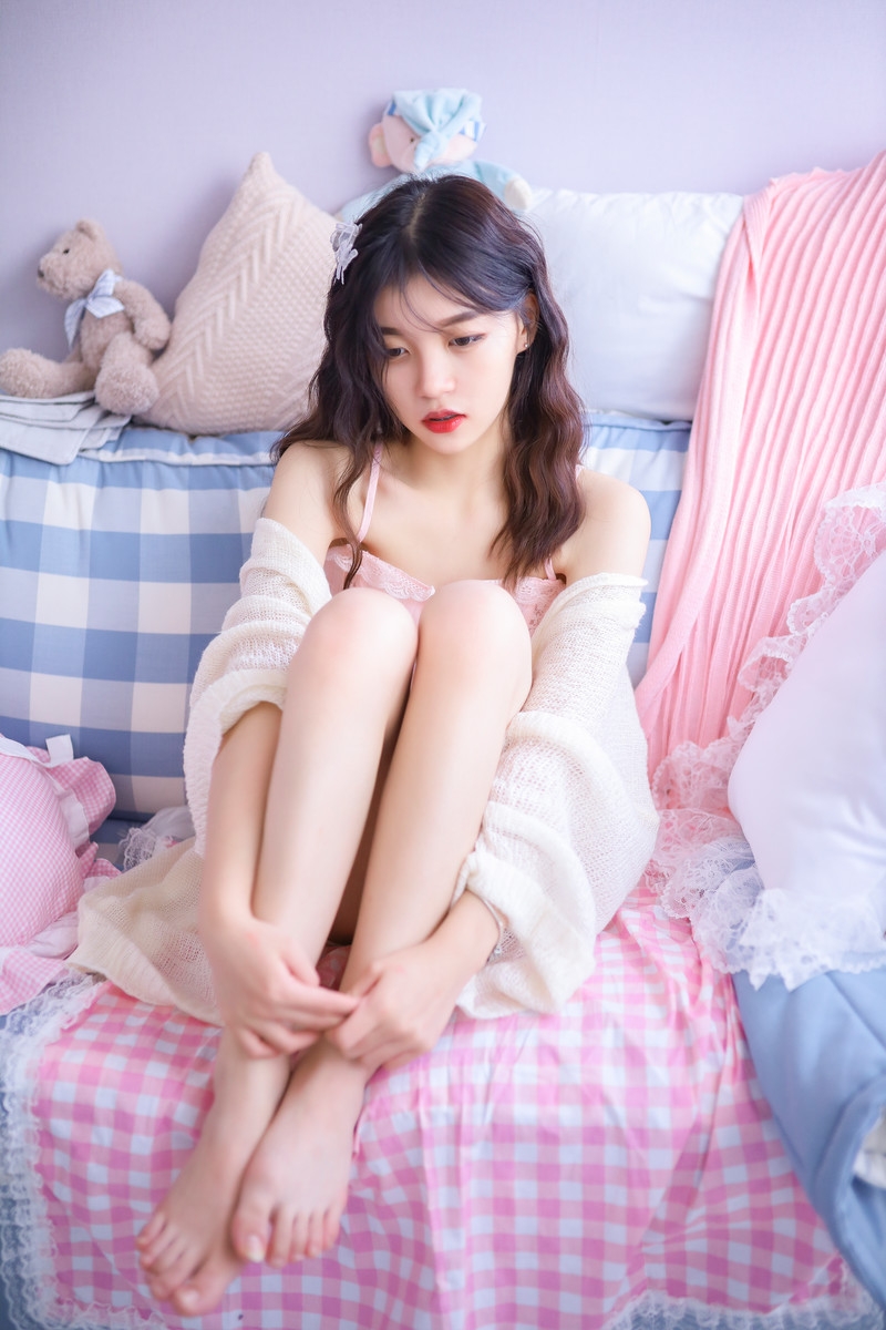 优果网美女红唇清新又美艳美腿艺术写真