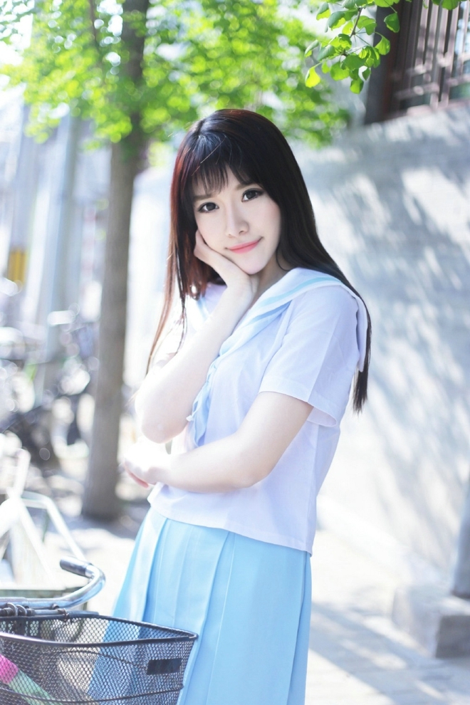 街拍美女制服短裙白丝美腿图片