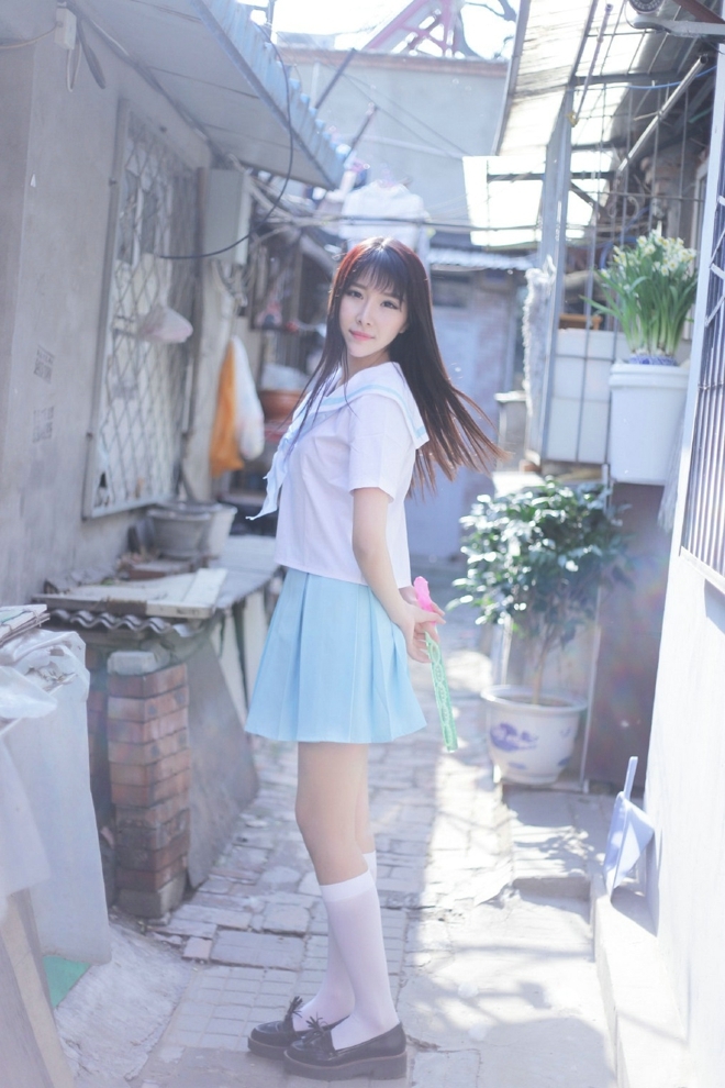 街拍美女制服短裙白丝美腿图片