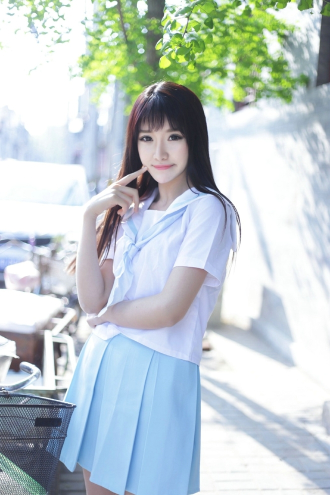 街拍美女制服短裙白丝美腿图片
