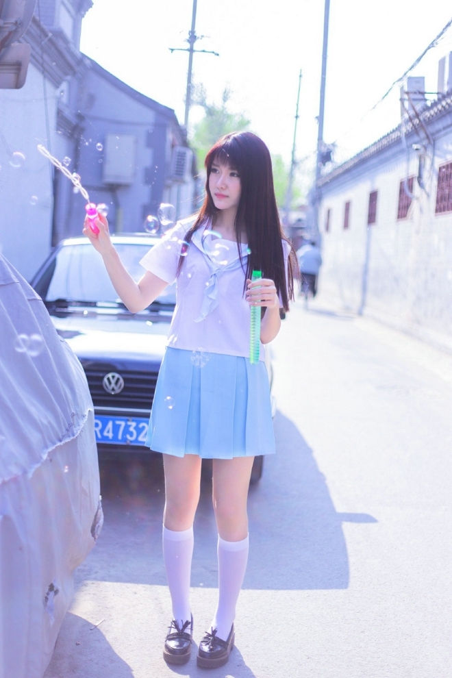 街拍美女制服短裙白丝美腿图片