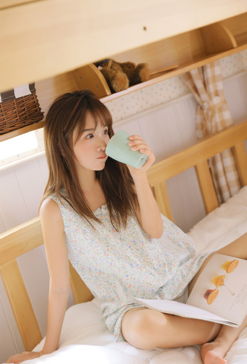 睡衣美女慵懒随性室内个人写真