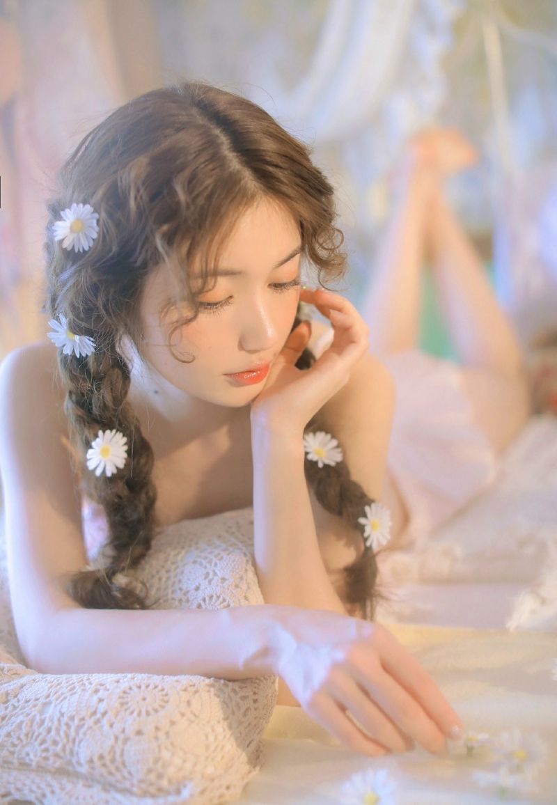 粉嫩小女生光滑牛奶肌私房写真