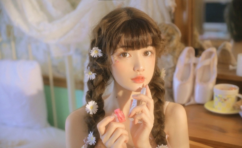 粉嫩小女生光滑牛奶肌私房写真