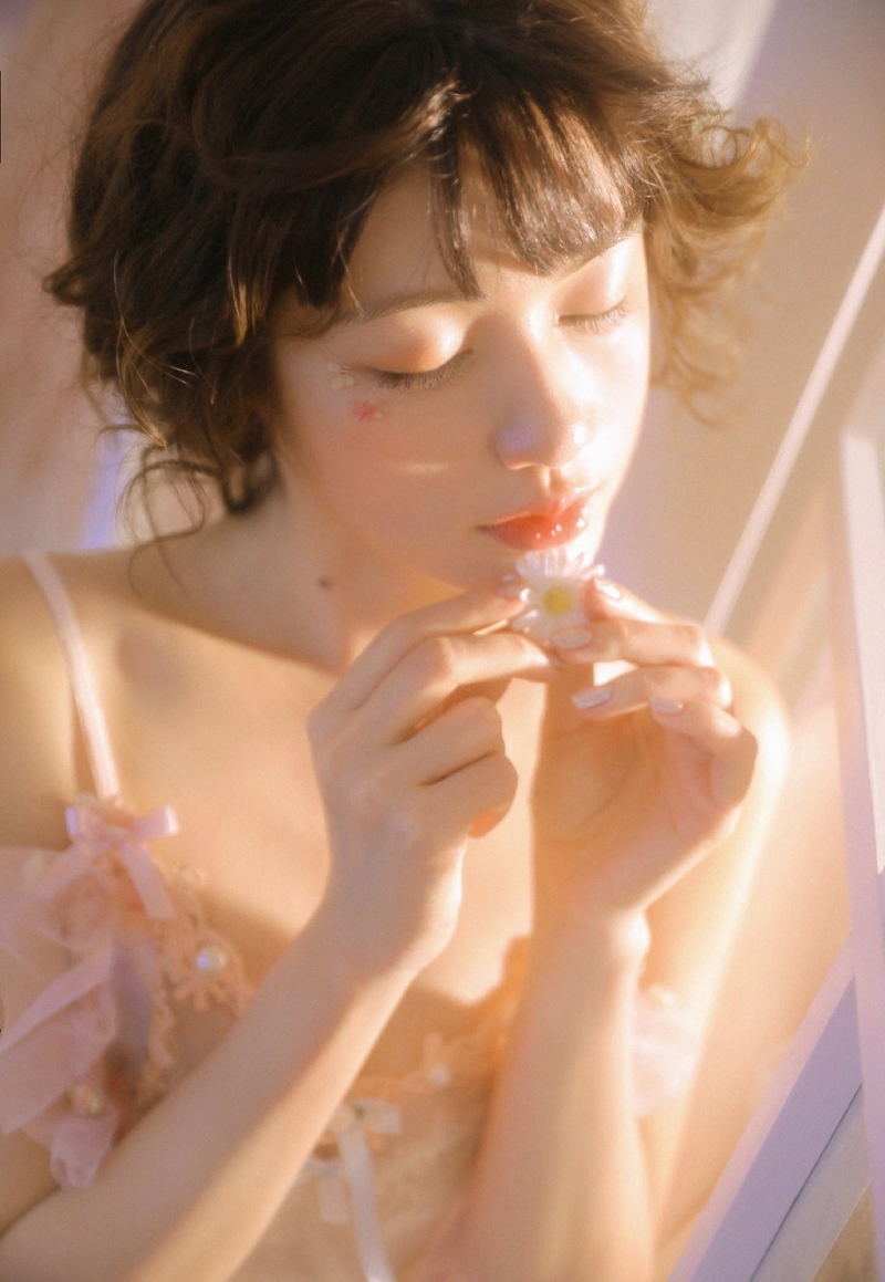 粉嫩小女生光滑牛奶肌私房写真