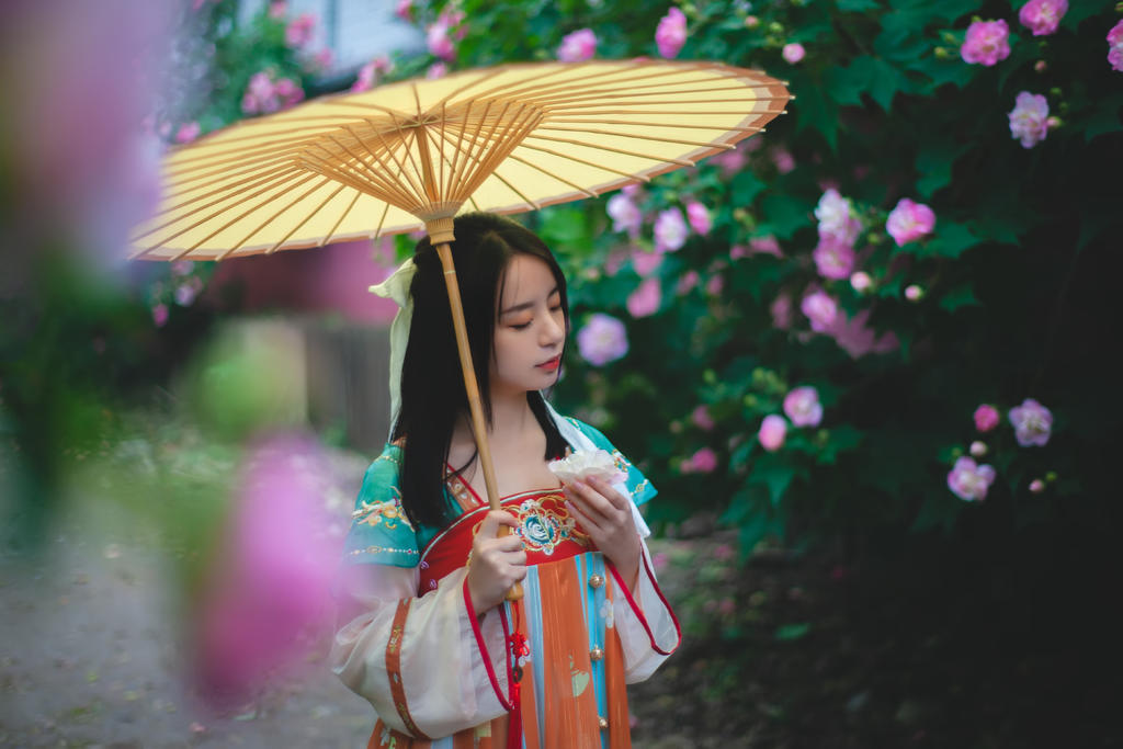 撑着油纸伞的汉服少女户外写真