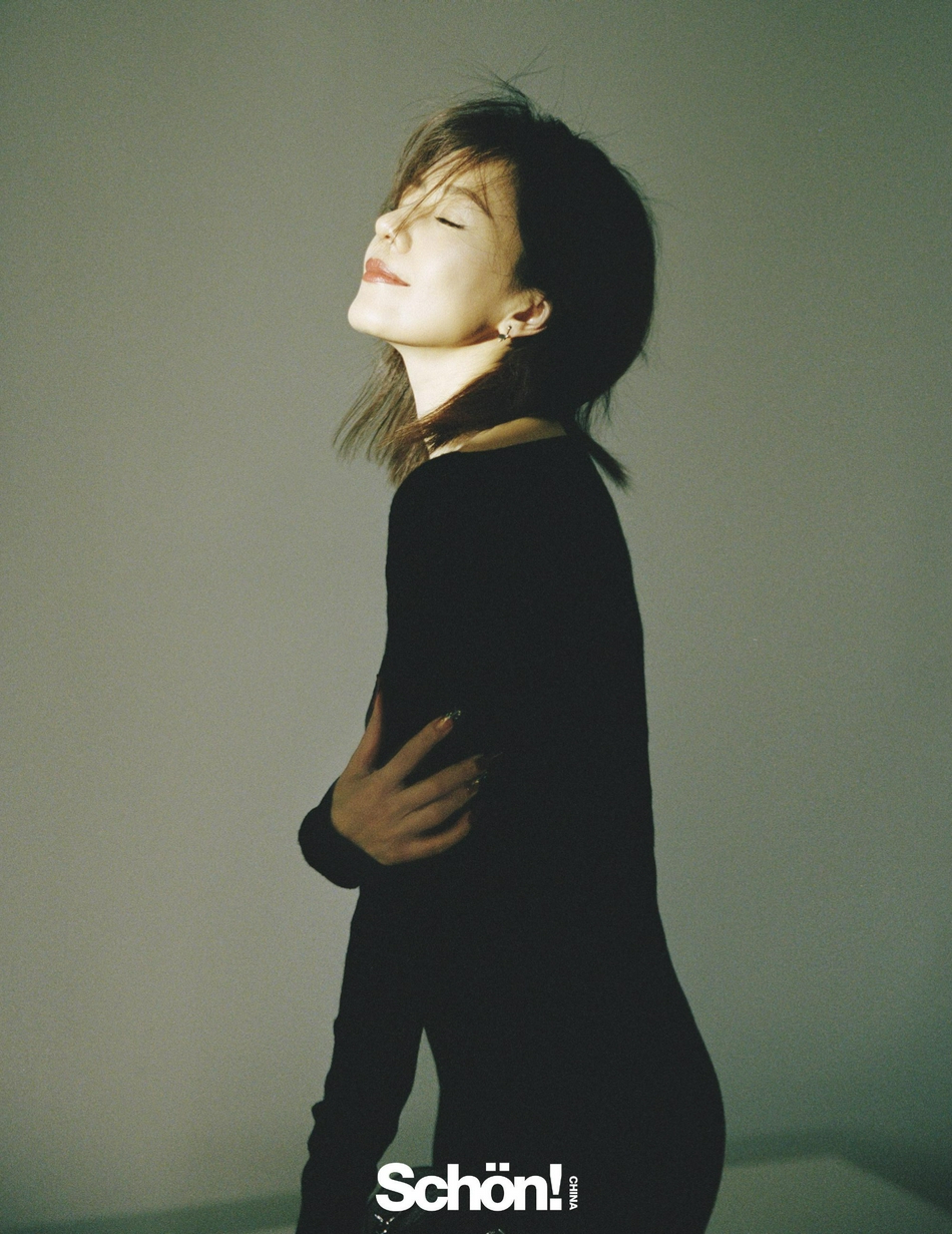 高圆圆冬日光影下氛围感十足写真