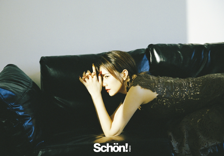 高圆圆冬日光影下氛围感十足写真