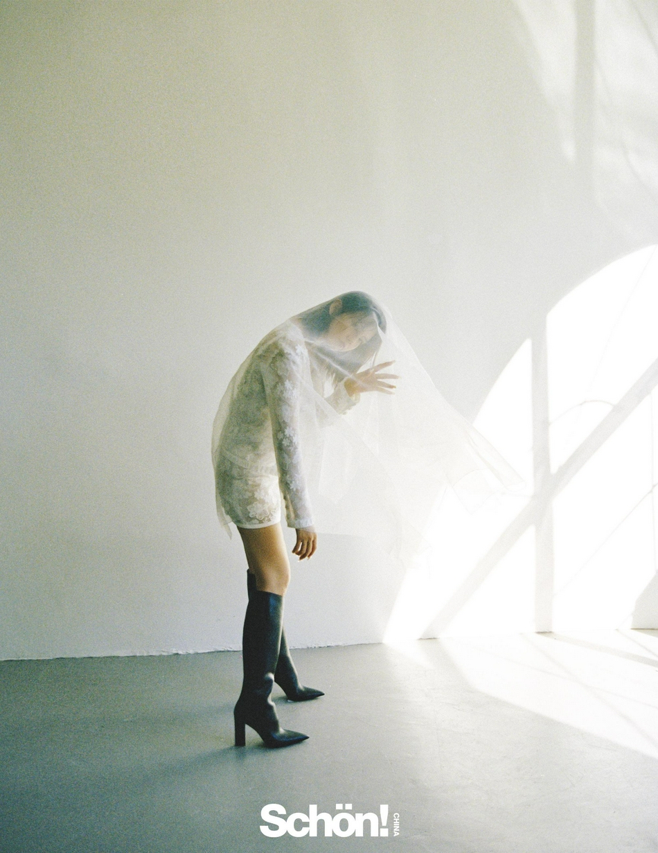 高圆圆冬日光影下氛围感十足写真